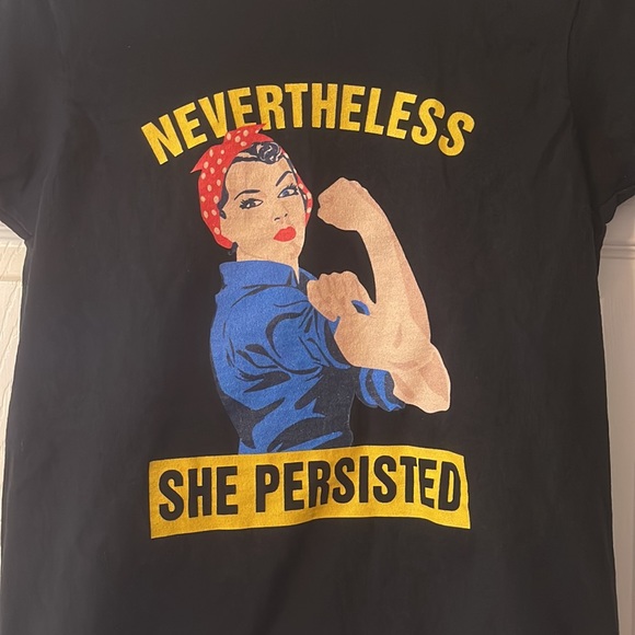 Small t-shirt “ Nevertheless she persisted” - Picture 2 of 3